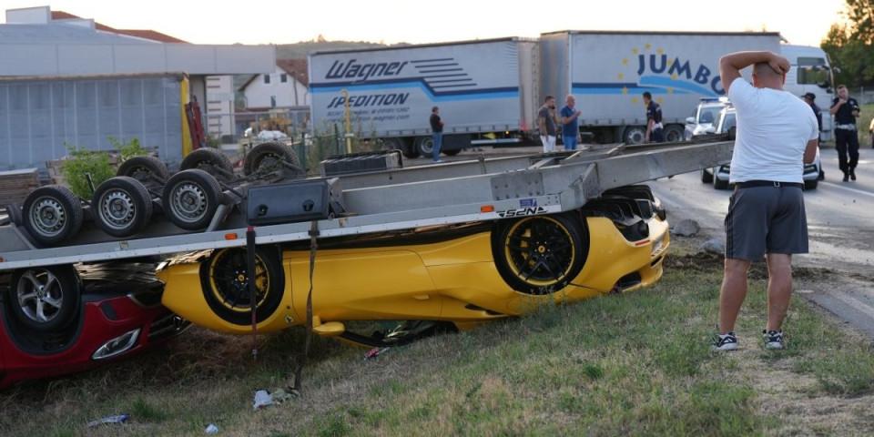 "Ferari" i "mečka" završili na livadi pored puta: Haos na Ibarskoj magistrali (FOTO)