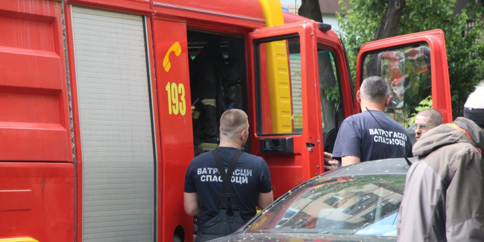 Gori automobil kod Ikee: Vatra zahvatila čitavo vozilo