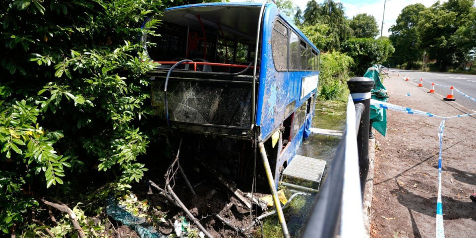 Autobus sleteo sa puta: Veliki broj povređenih, vatrogasci vade zarboljene iz smrskanog vozila