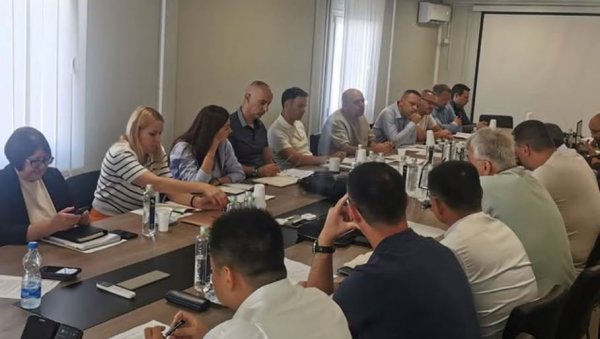 МАЛИ ОБИШАО ГРАДИЛИШТЕ ЕКСПО И ОДРЖАО САСТАНАК: Задовољан сам темпом радова, времена за губљење немамо МАЛИ ОБИШАО ГРАДИЛИШТЕ ЕКСПО И ОДРЖАО САСТАНАК: Задовољан сам темпом радова, времена за губљење немамо