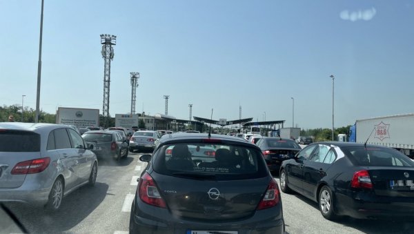 НА ХОРГОШУ ЗБОГ ПОЈАЧАНОГ САОБРАЋАЈА ОТВОРЕНО 6 ТЕРМИНАЛА: Ови гранични прелази раде продужено НА ХОРГОШУ ЗБОГ ПОЈАЧАНОГ САОБРАЋАЈА ОТВОРЕНО 6 ТЕРМИНАЛА: Ови гранични прелази раде продужено