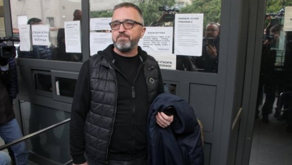 НАПАДНУТ ДРАГАН Ј. ВУЧИЋЕВИЋ: Блокадери терористи му уништили кућу НАПАДНУТ ДРАГАН Ј. ВУЧИЋЕВИЋ: Блокадери терористи му уништили кућу