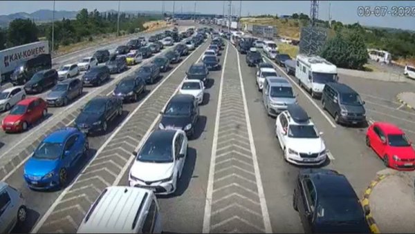 ПРАВИ ЛЕТЊИ ХАОС НА ГРАНИЦАМА: Колоне ка Грчкој, али и на овом прелазу - на врелини се чека и до три сата (ФОТО) ПРАВИ ЛЕТЊИ ХАОС НА ГРАНИЦАМА: Колоне ка Грчкој, али и на овом прелазу - на врелини се чека и до три сата (ФОТО)