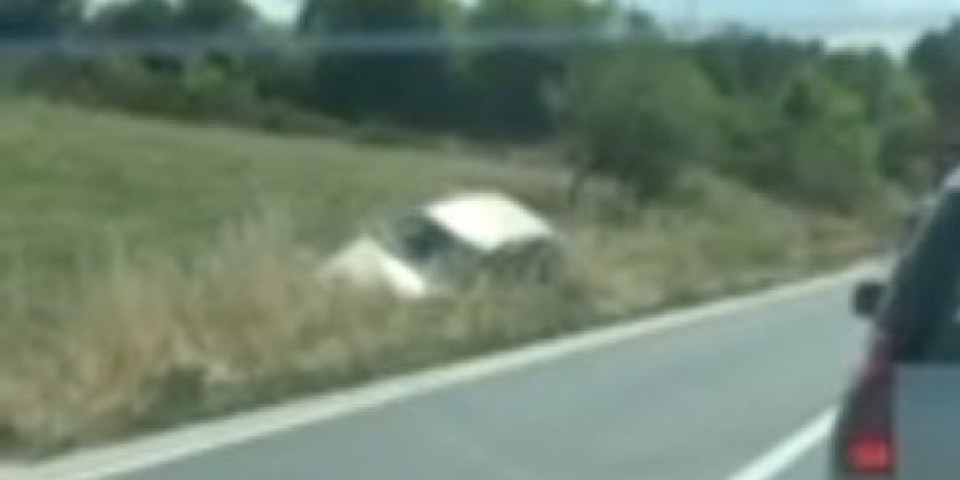 Težak udes kod Zlatibora: Od siline udarca jedan automobil sleteo s puta