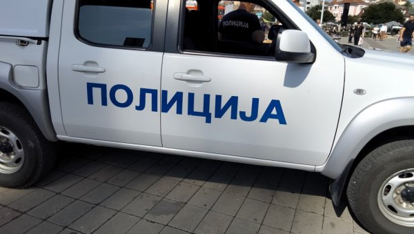 СЛИКА И ПРИЛИКА БЛОКАДЕРА: Постављао контејнере, видео полицију па почео да бежи - нађена му дрога