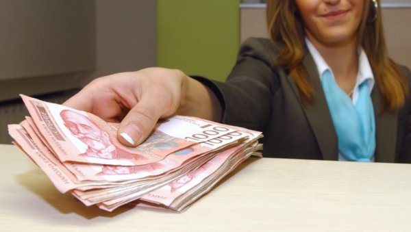 СТИЖЕ НОВЧАНА ПОМОЋ: На листи за исплату више група грађана, помињу се ова два датума СТИЖЕ НОВЧАНА ПОМОЋ: На листи за исплату више група грађана, помињу се ова два датума