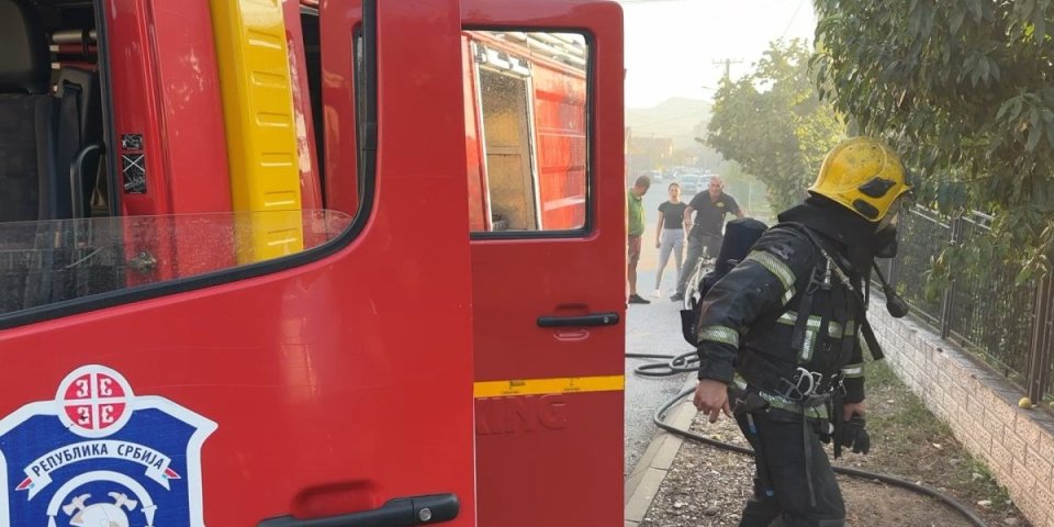 Drama u Surčinu: Zbog požara devojka skočila kroz prozor, bebe se nagutale dima