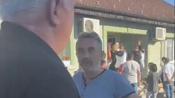 ТЕРОР БЛОКАДЕРА НА ИЗБОРИМА У КОСЈЕРИЋУ: Купац гласова насрнуо на новинара Гвоздена Николића (ВИДЕО) ТЕРОР БЛОКАДЕРА НА ИЗБОРИМА У КОСЈЕРИЋУ: Купац гласова насрнуо на новинара Гвоздена Николића (ВИДЕО)