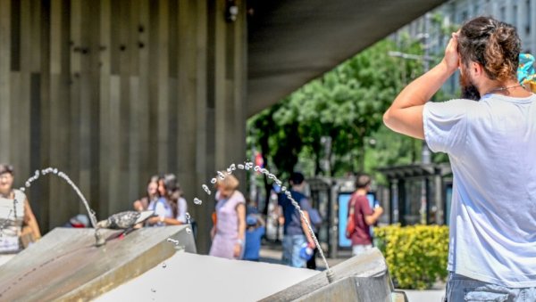 ТОПЛОТНИ ТАЛАС НЕ ЈЕЊАВА: У петак 42 степена - у шест округа најкритичније ТОПЛОТНИ ТАЛАС НЕ ЈЕЊАВА: У петак 42 степена - у шест округа најкритичније
