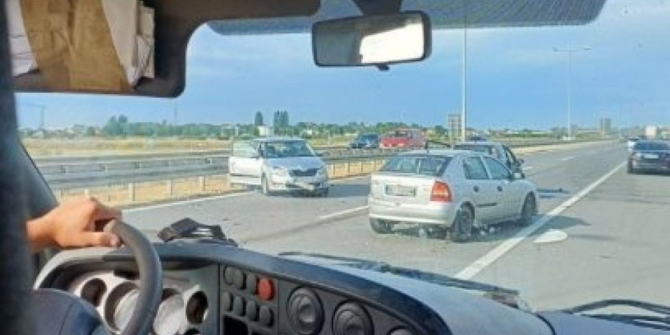 Lančani sudar na Batajničkoj petlji: Stvaraju se zastoji na ovoj deonici puta