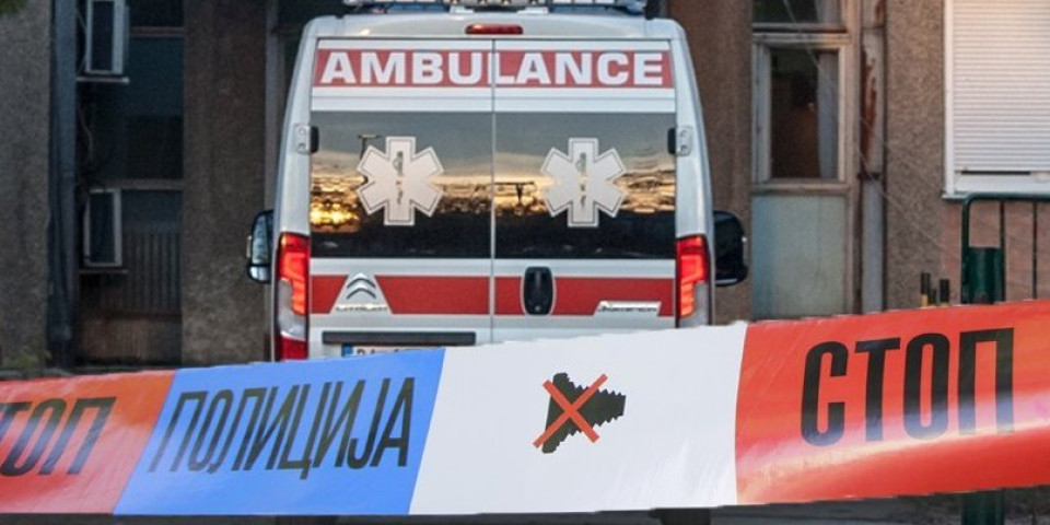 Prevrnuo se auto na Ugrinovačkom putu: Više osoba povređeno, jedna zaglavljena u kolima