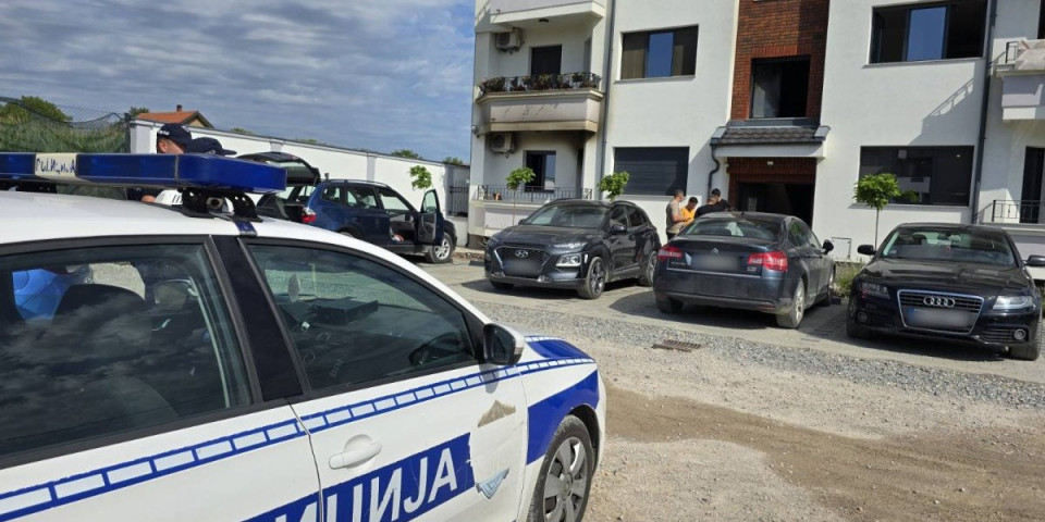 Otac sa bebama gleda šta je ostalo od stana koji je goreo - Prvi snimci i fotografije iz Surčina (VIDEO/FOTO)