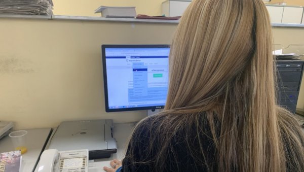 У СВАКОМ ТРЕНУТКУ, У САМО ПАР КЛИКОВА: Ове услуге од државе можете добити путем мобилних апликација