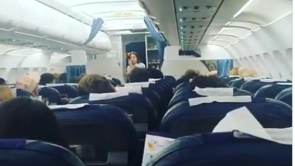 ЗА СВЕ ЈЕ КРИВ - ЧАЈ: Тинејџеру исплаћено 20.000 евра одштете због поступка стјуардесе