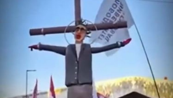 МОНСТРУМИМА ЈЕДИНИ ЦИЉ КАКО УБИТИ ВУЧИЋА: Оштре осуде скандалозног блокадерског разапињања лутке са председниковим ликом