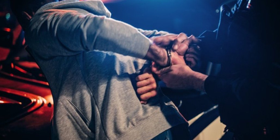 Gostima restorana pretio satarom, pa ih opljačkao: Uhapšen nasilnik iz Rakovice