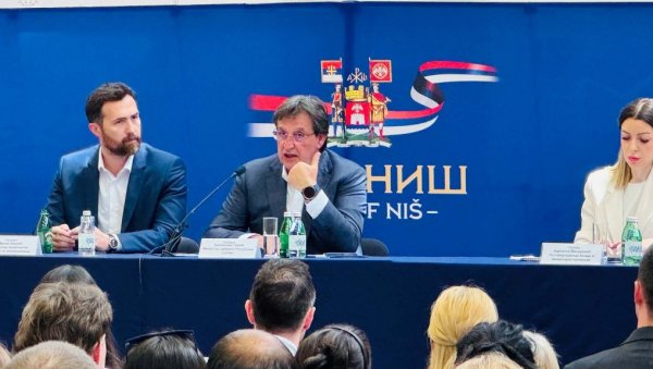 ОД КУВАРА ДО ФАРМАЦЕУТА: Војска Србије у Нишу представила тражена занимања
